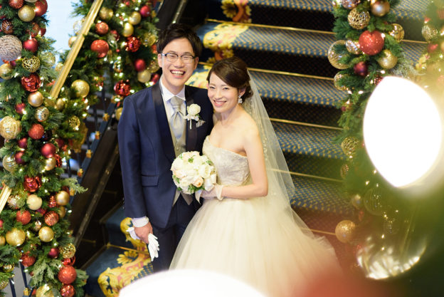 ウェスティンホテル東京の階段で笑う新郎新婦
