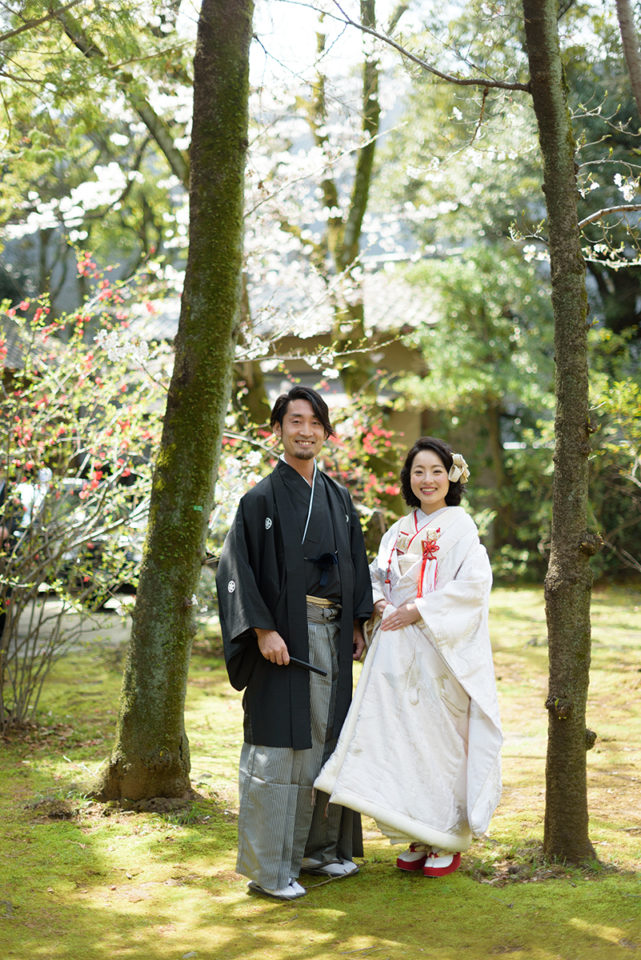 赤坂氷川神社の外でポーズ写真を撮る新郎新婦